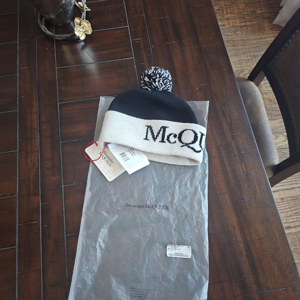 Alexander McQueen Monochrome Logo Beanie - Picture 3 of 9